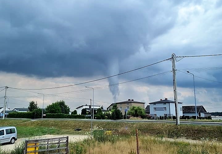 Trąba powietrzna nad Żorami! Zdjęcie wykonał jeden z...