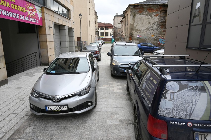 Wyremontowana ulica Cicha w Kielcach jest zastawiona samochodami, choć nie wolno tam parkować. Pieszy przejdzie z trudem