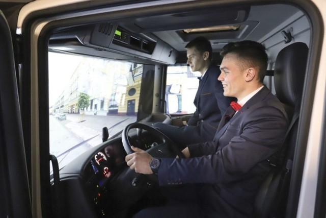 Zarówno kierowca w komunikacji miejskiej, jak i kierowca transportu rzeczy to profesja kolejny już rok należąca w regionie do tzw. deficytowych. Więcej jest ofert pracy niż kandydatów "wolnych" na rynku pracy.