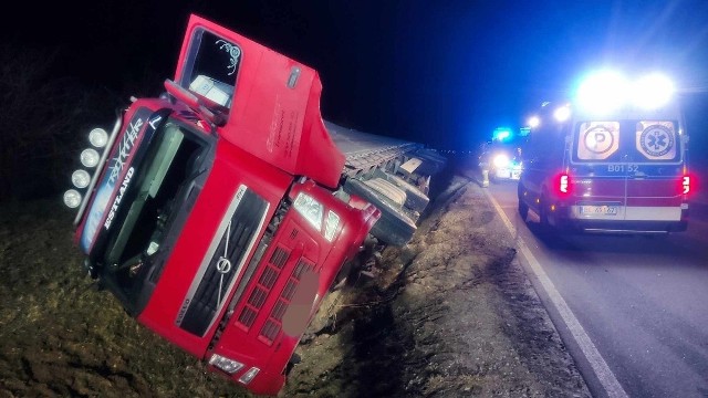 Pijany obywatel Łotwy wjechał ciężarowym volvo do rowu.