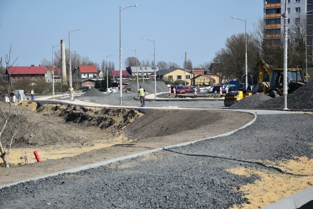 We wtorek (10 kwietnia) zajrzeliśmy na budowę trasy aglomeracyjnej w Zielonej Górze. Prace trwają tam w najlepsze. Część trasy (ta bliżej ul. Zjednoczenia) jest już utwardzona i przygotowana pod ułożenie nawierzchni. Rondo nabrało też kształtów, choć nie jest jeszcze gotowe. Ruch cały czas odbywa się jedną stroną jezdni. Im bliżej ulicy Batorego i Dworcowej, tym prace są mniej zaawansowane. Ziemia rozkopana i niewiele się tam dzieje.Zobacz też: Małe Mądrale - odc. 2 WIOSNA W OGRODZIE