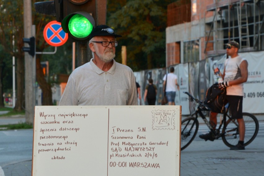 Kilkadziesiąt osób pikietowało w Kielcach "w obronie demokracji i sądów" (WIDEO, ZDJĘCIA)