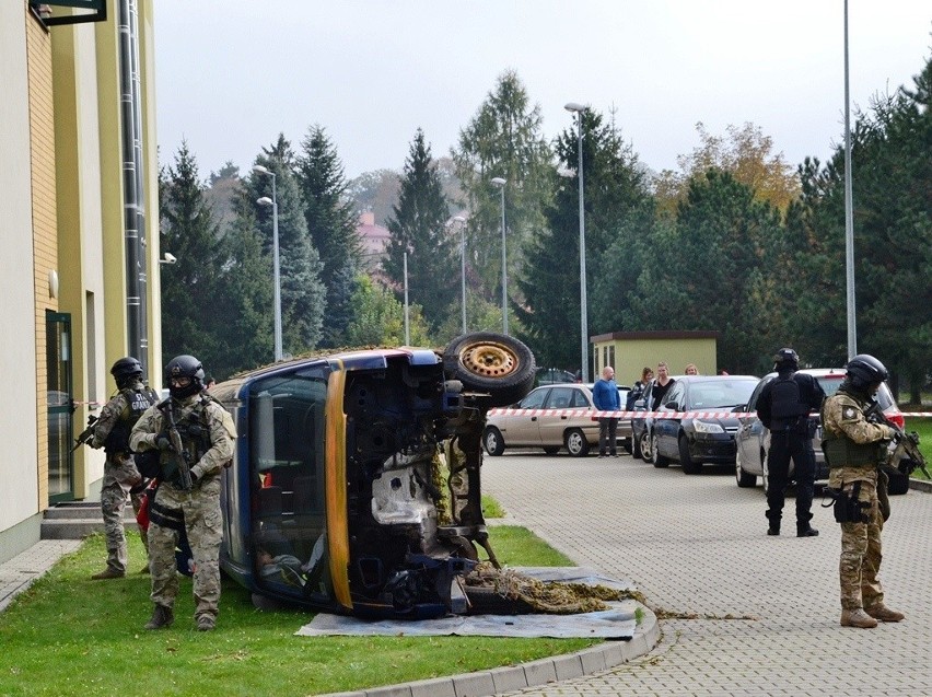 Strzały i rozbite auta oraz akcja antyterrorystów przy sądeckiej PWSZ - to były tylko ćwiczenia