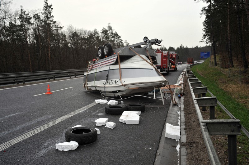 Nissan dachował na krajowej "szóstce"