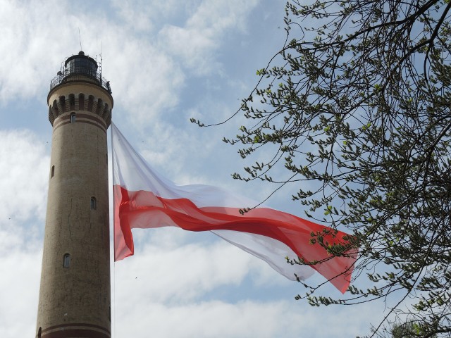 Największa na świecie flaga zawisła na Latarni Morskiej w Świnoujściu