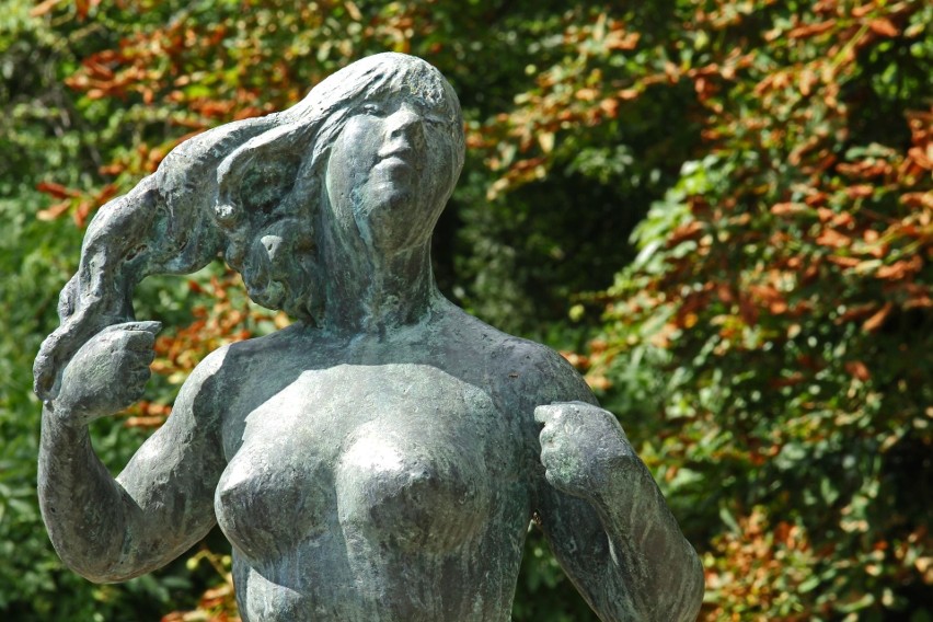 Kobiecy posąg może się podobać nie tylko w ogrodzie.