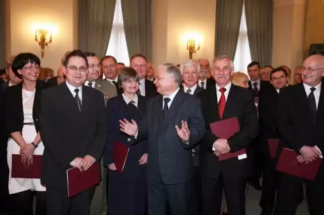 Prezydent Kaczyński z naukowcami.