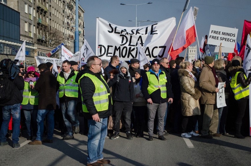 Warszawa: Marsz "My, Naród". Manifestacja KOD w Warszawie [DEMONSTRACJA KOD 27.02] [ZDJĘCIA]