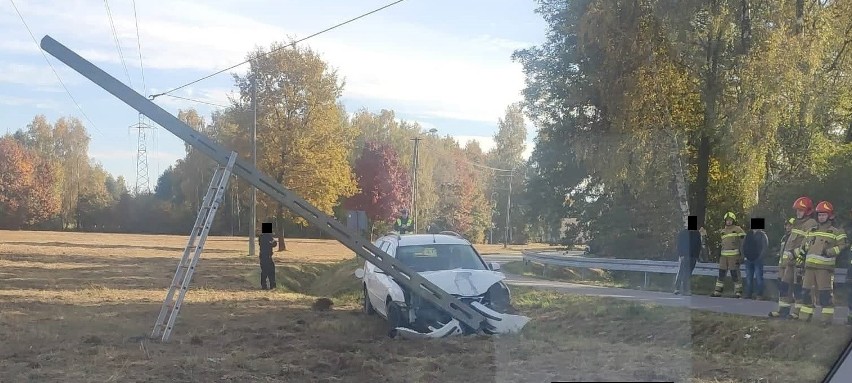Niebezpieczny wypadek pod Tarnowem. Pijany kierowca forda uderzył w słup i uciekł z miejsca zdarzenia