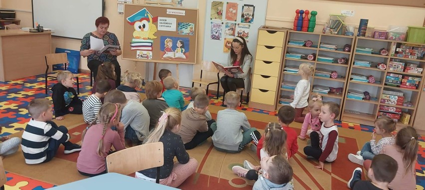 Dzieci ze szkoły w Miedzierzy głośno czytały, bo czytanie rozwija. Oto zdjęcia