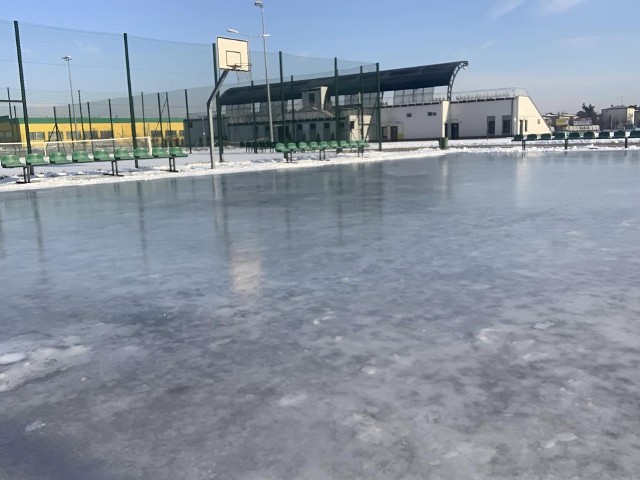 Boisko zostało przygotowane na stadionie w Białobrzegach, trzeba z niego korzystać póki jest mróz, bo to naturalnie zmrożona tafla.