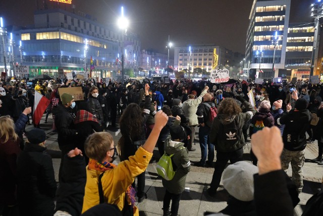 Strajk kobiet w Katowicach w poniedziałek, 9 listopada. Zobacz kolejne zdjęcia. Przesuwaj zdjęcia w prawo - naciśnij strzałkę lub przycisk NASTĘPNE >>>