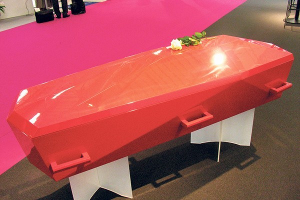 Nagrobek z oczkiem wodnym, różowa trumna czy sakiewka zamiast urny? Nowości w branży funeralnej (galeria) 
