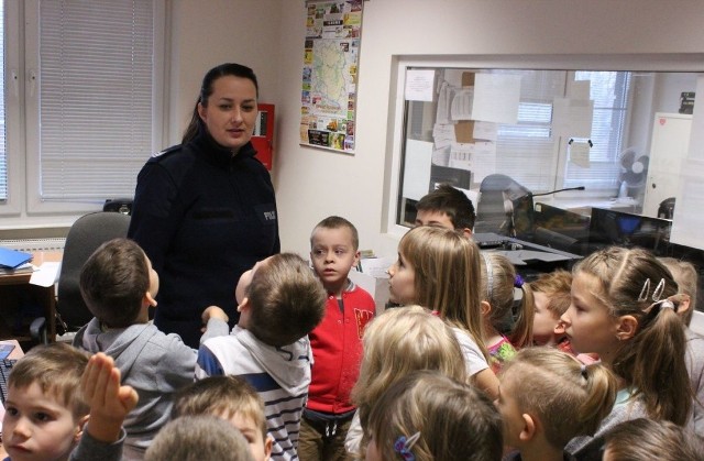 We wtorek uczniowie ze Szkoły Podstawowej w Radomicach (gm. Lipno) mieli okazję poznać obowiązki  policjantów na poszczególnych stanowiskach, a przede wszystkim specyfikę policyjnej służby. >> Najświeższe informacje z regionu, zdjęcia, wideo tylko na www.pomorska.pl 