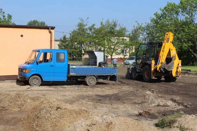 W Czołowie przed Gminnym Ośrodkiem Kultury ruszły prace  przy budowie nowego  parkingu wraz z drogą dojazdową. Pół budżetu na inwestycje w gminie. Czekają na nie mieszkańcy;nfPrace są możliwe dzięki unijnym środkom finansowym. Pieniądze te pozwolą również na modernizację i rozbudowę  placu zabaw i siłownię zewnętrzną.  Niedziela bez handlu. Jakie są tego skutki? źródło: Dzień Dobry TVN/x-news   