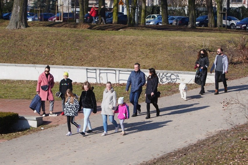 Słoneczna pogoda sprawiła, że spora część poznaniaków...