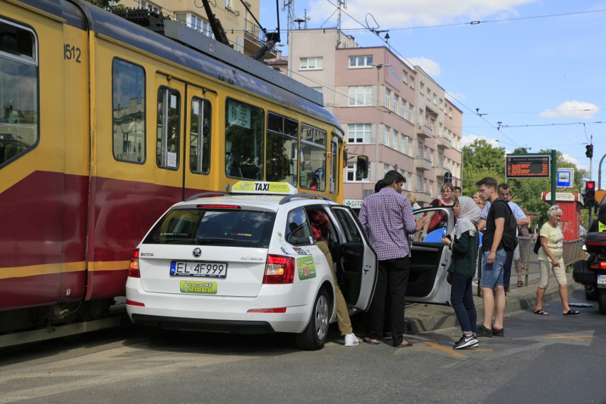 Wypadek na Narutowicza przy Kopcińskiego w Łodzi. Tramwaj...