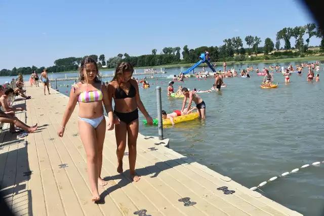 Na kąpielisku w Wąsoszu tłumy letników. Problemem są jednak wandale, którzy ciągle coś niszczą. Ich działalności nie oparła się nawet  widoczna w oddali zjeżdżalnia