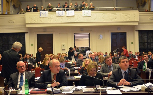 Rada Miejska w Łodzi obradowała blisko 17 godzin