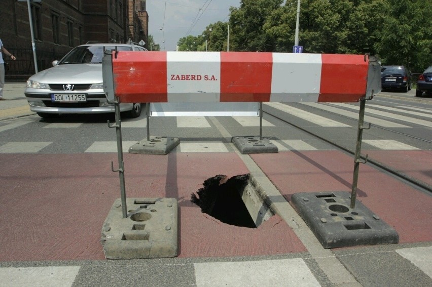 Dziura w drodze na Podwalu. Nie jeżdżą tramaje (ZDJĘCIA)