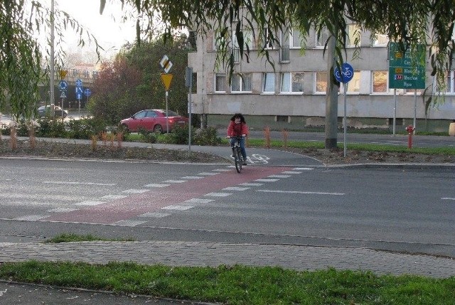 Przeciwnicy przepisu uważają, że przyczynił się on do wzrostu liczby wypadków na ścieżkach rowerowych. 