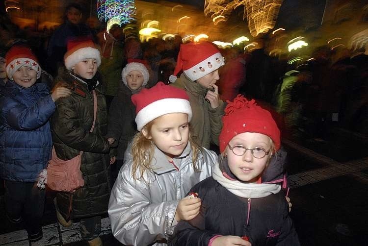 Podczas mikolajkowej imprezy przed ratuszem Maciej...