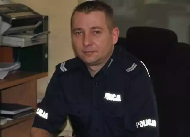 St. sierż. Robert Wawryn, pełni obowiązki dyżurnego KP Szprotawa. W Policji służy od 10 lat.