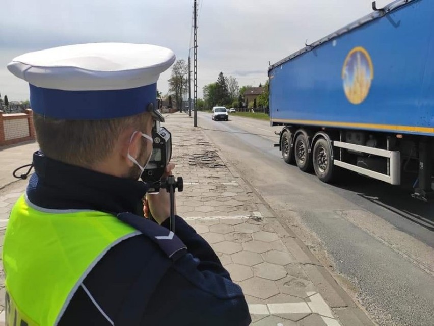 Sokołda. Pijany motorowerzysta uciekał przed patrolem. Po drodze zgubił puszkę piwa, a w organizmie miał 2 promile (zdjęcia)