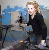 Sanok: Agnieszka Pasek, kobieta - kowal gnie pręty niczym plastelinę