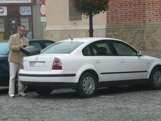 Radny Kiczek swojego passata zaparkował na starówce kwadrans po siódmej. Twierdzi, że nie wiedział o obchodach dnia bez samochodu.
