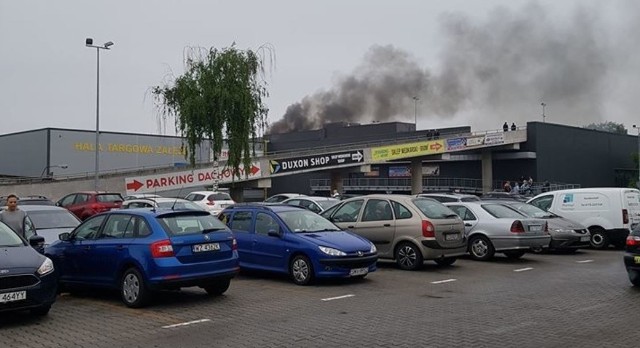 Samochód, który zapalił się na dachu galerii, doprowadził do ewakuacji wszystkich pracowników. Ciemny dym unoszący się nad galerią handlową widoczny był z daleka.