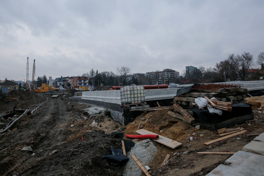 Kraków. Postępuje budowa Trasy Łagiewnickiej i przekładają Wilgę. Mieszkańcy coraz bardziej narzekają [ZDJĘCIA]