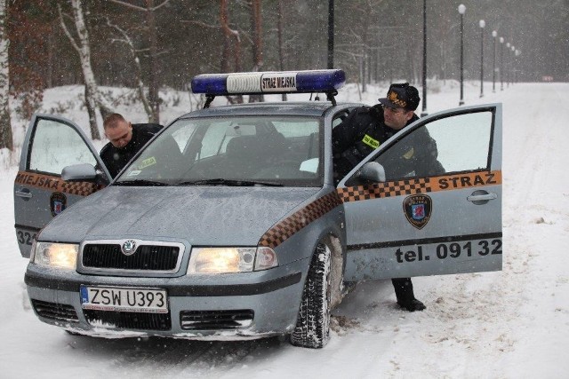 Teraz miejskich strażników będzie 6. Pięciu na co dzień w terenie, a jedna (kobieta) w biurze. 