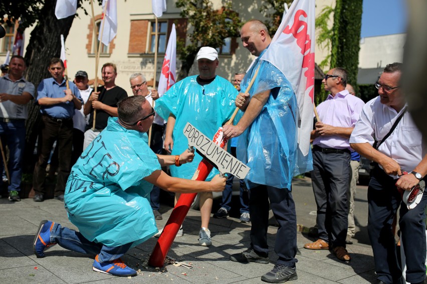 Kraków. Protest pracowników Wód Polskich. Domagają się obiecanych przez rząd podwyżek