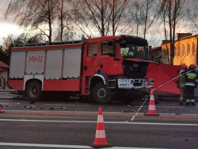 Dwoje strażaków OSP Czernikowo, 29-letnia Ewelina i 62-letni Jan, zginęli w wypadku wozu strażackiego z ciężarówką