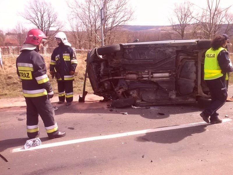 Wypadek na drodze Gryfów - Świeradów. Jedno auto na boku (ZDJĘCIA)