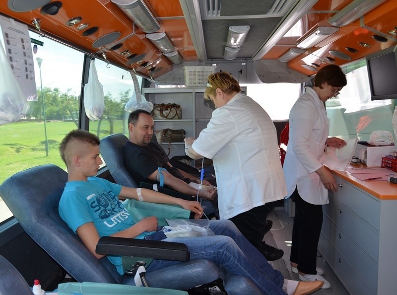 Ostrów Mazowiecka. Kilkadziesiąt osób wzięło udział w akcji "50 litrów krwi na 50-lecie ZS nr 1"