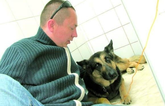 Ira z Michałem Szalcem, swoim opiekunem tuż przed zabiegiem w grudziądzkiej klinice rok temu