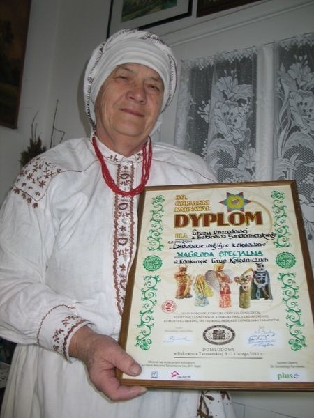 Anna Rzeszut, jedna z założycielek zespołu z dumą pokazuje dyplom przywieziony z Bukowiny Tatrzańskiej.
