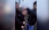 Uczniowie założyli chłopakowi prezerwatywę na głowę i podpalili! Nagranie trafiło do sieci. W taki sposób znęcali się nad młodszym. WIDEO