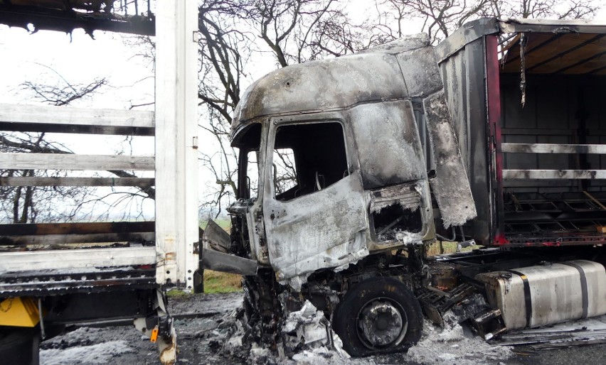 Pożar ciężarówek pod Prudnikiem. Na parkingu spłonęło kilka samochodów. Policja: "To było podpalenie". Poszukiwani świadkowie