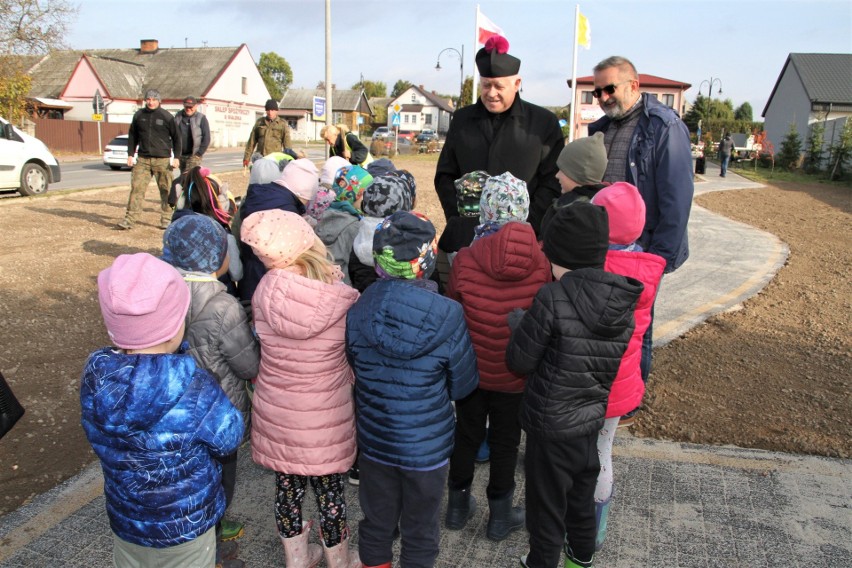 Dzieci z przedszkola w Wierzbicy posadziły kwiaty i w ten sposób uczciły pamięć o Janie Pawle II [ZDJĘCIA]