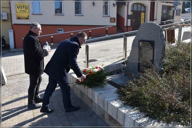 Władze gminy Chęciny uczciły pamięć żołnierzy wyklętych. Burmistrz Robert Jaworski oraz przewodniczący Rady Miejskiej Tomasz Szczepanik złożyli kwiaty i znicz w miejscu pamięci.