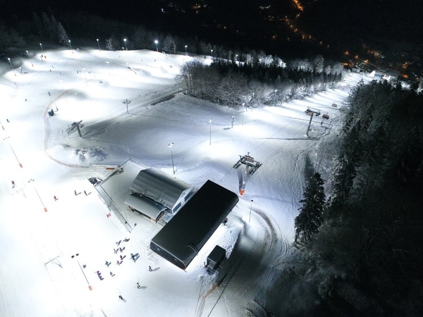 Zima trwa w Beskidach. Ośrodki narciarskie w Szczyrku,...
