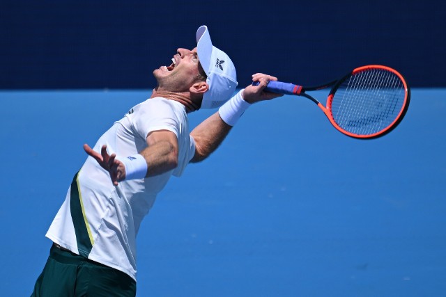 Andy Murray w akcji przeciwko Alexowi de Minaur z Australii podczas turnieju Kooyong Classic w Kooyong Lawn Tennis Club w Melbourne