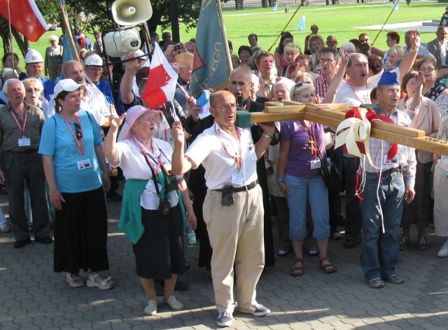 Pielgrzymi z Warszawy, którzy  pokonują trasę autokarem i pieszo odwiedzili sokólskie sanktuarium niosąc krzyż spod grobu bł. ks. J. Popiełuszko.