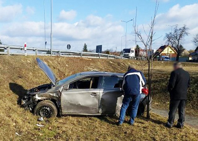 Do wypadku doszło w Żaganiu. Toyota wypadła z drogi i koziołkowała. Kierowca został odwieziony do szpitala.