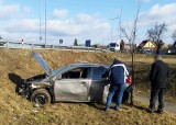 Toyota wypadła z drogi w Żaganiu. Auto dachowało, kierowca w szpitalu