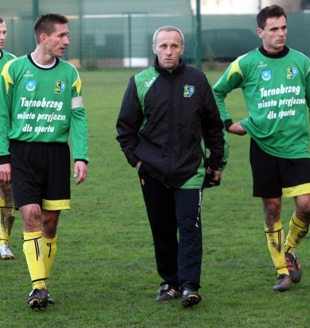 Piłkarze Siarki Tarnobrzeg (od lewej; Janusz Hynowski, Jacek Kuranty i Tomasz Wolan) są już zmęczeni zamieszaniem jakie panuje wokół ich zespołu.
