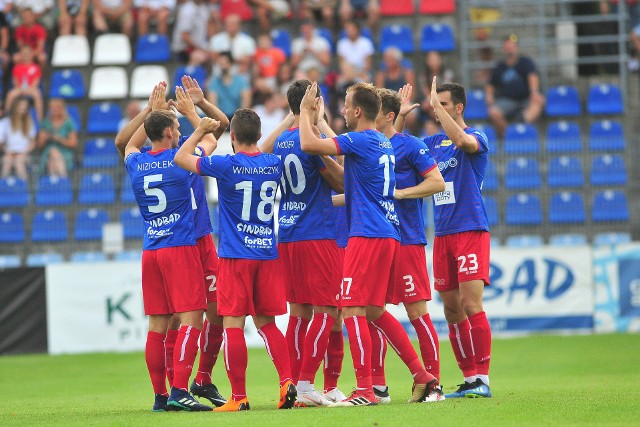 Piłkarze Odry Opole w październiku zagrają nieco inaczej niż przewidywał pierwotny plan.